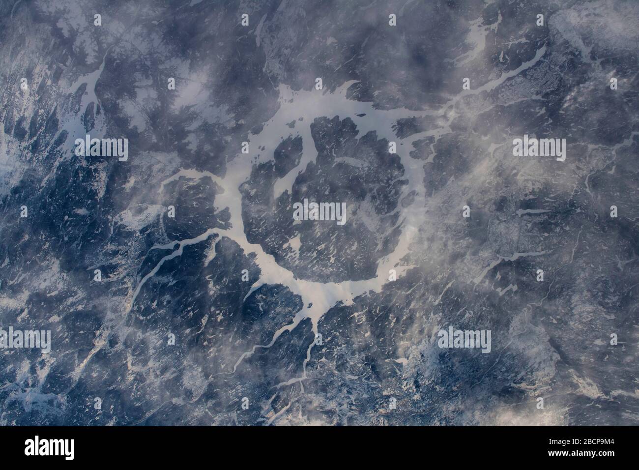 ISS - 30. März 2020 - der Manicouagan-Krater in Quebec, Kanada, ist ein bevorzugtes fotografisches Wahrzeichen für Astronauten, das sich in der Nähe der Höhe der Int befindet Stockfoto