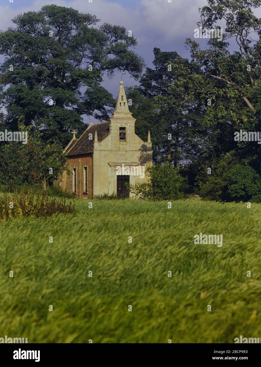 Blick auf die alte und abgelegene kleine kleine Gidding-Kirche namens Kirche des heiligen Johannes des Evangelisten, die 1714 errichtet wurde, um eine frühere Kirche an der Stätte, Little Gidding, Huntingdon, England, Großbritannien, zu ersetzen Stockfoto Blick auf die alte und abgelegene kleine kleine Gidding-Kirche namens Kirche des heiligen Johannes des Evangelisten, die 1714 errichtet wurde, um eine frühere Kirche an der Stätte, Little Gidding, Huntingdon, England, Großbritannien, zu ersetzen Stockfoto
