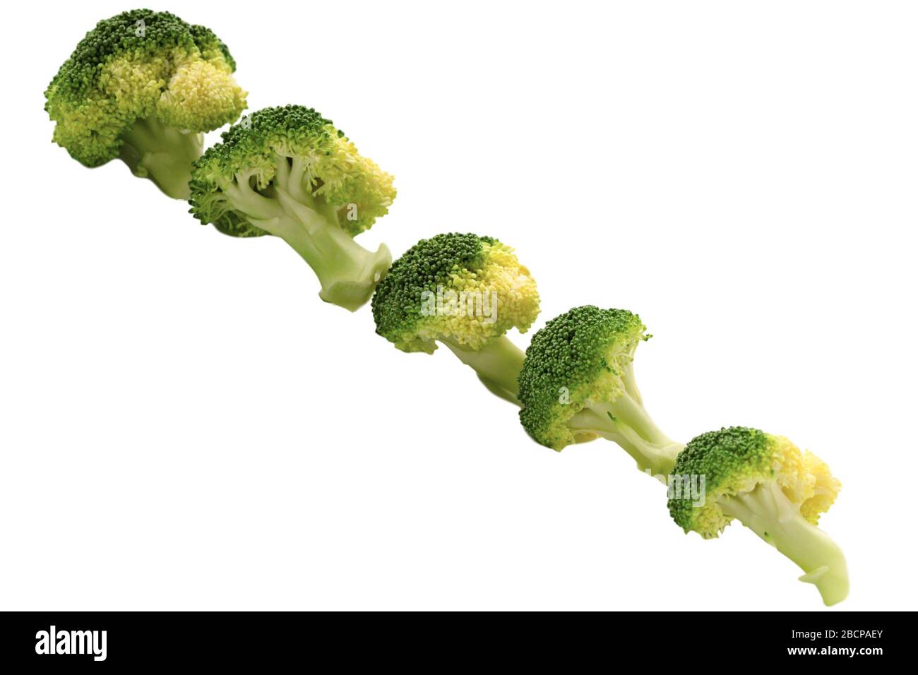Frische Brokkoli Florett Gemüse Reihe isoliert auf weißem Hintergrund. Nahaufnahme. Selektiver Softfokus. Stockfoto