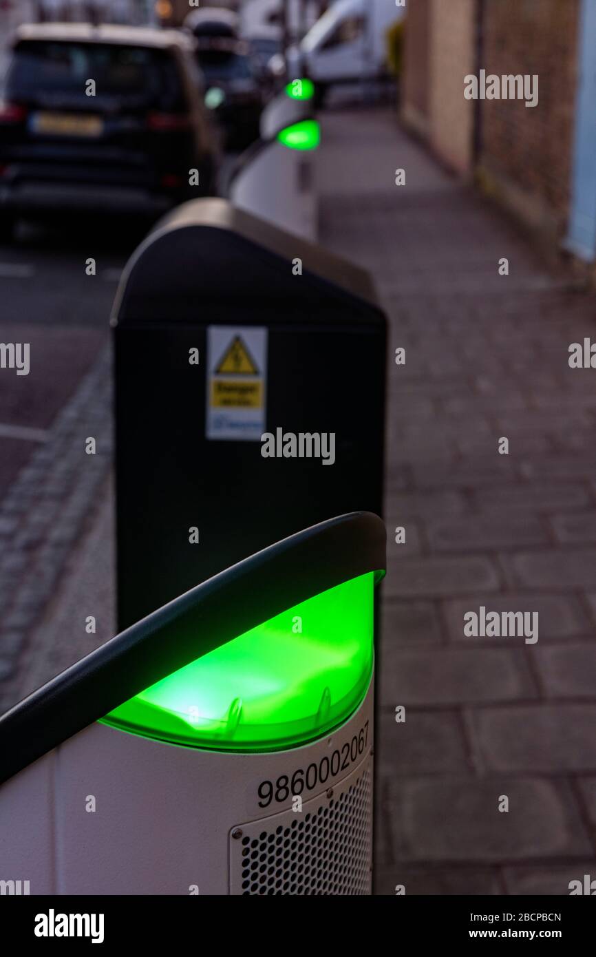 Grüne Lichter an den Ladestationen für Elektroautos Stockfoto