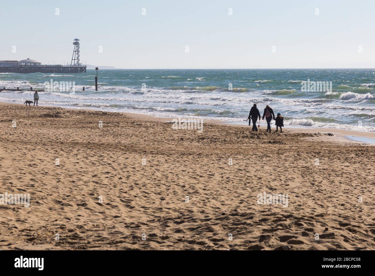 Bournemouth, Dorset, Großbritannien. April 2020. UK Wetter: Warm sonnigen Tag, wie die Menschen gehen an die Küste, um ihre tägliche Übung, die meisten halten sich an die Coronavirus Einschränkungen für soziale Distancing. Wandern entlang der Küste. Quelle: Carolyn Jenkins/Alamy Live News Stockfoto