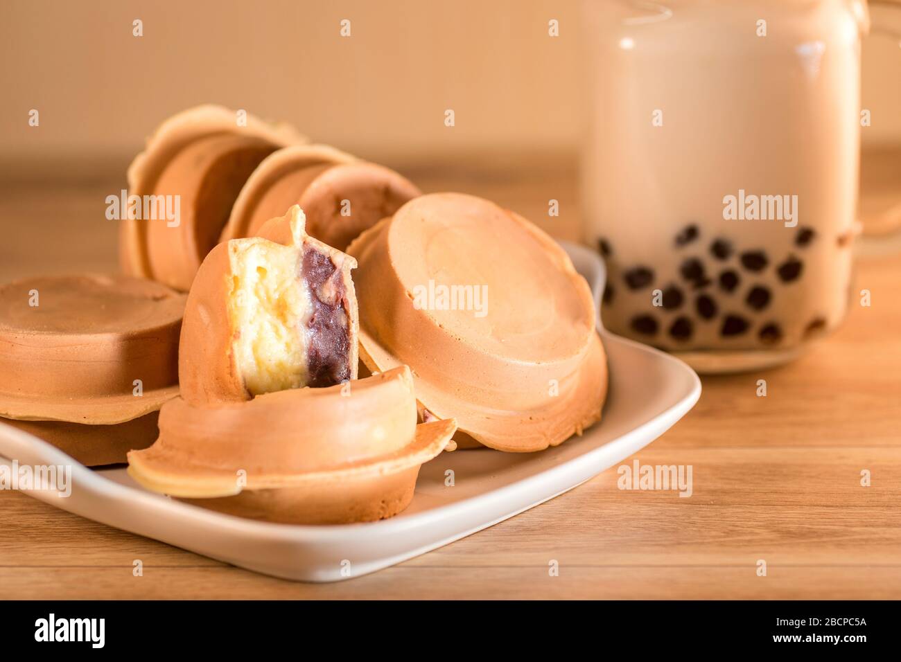 Radkuchen, roter Bohnenkuchen, Bubble Tea, Perlmilchtee Stockfoto