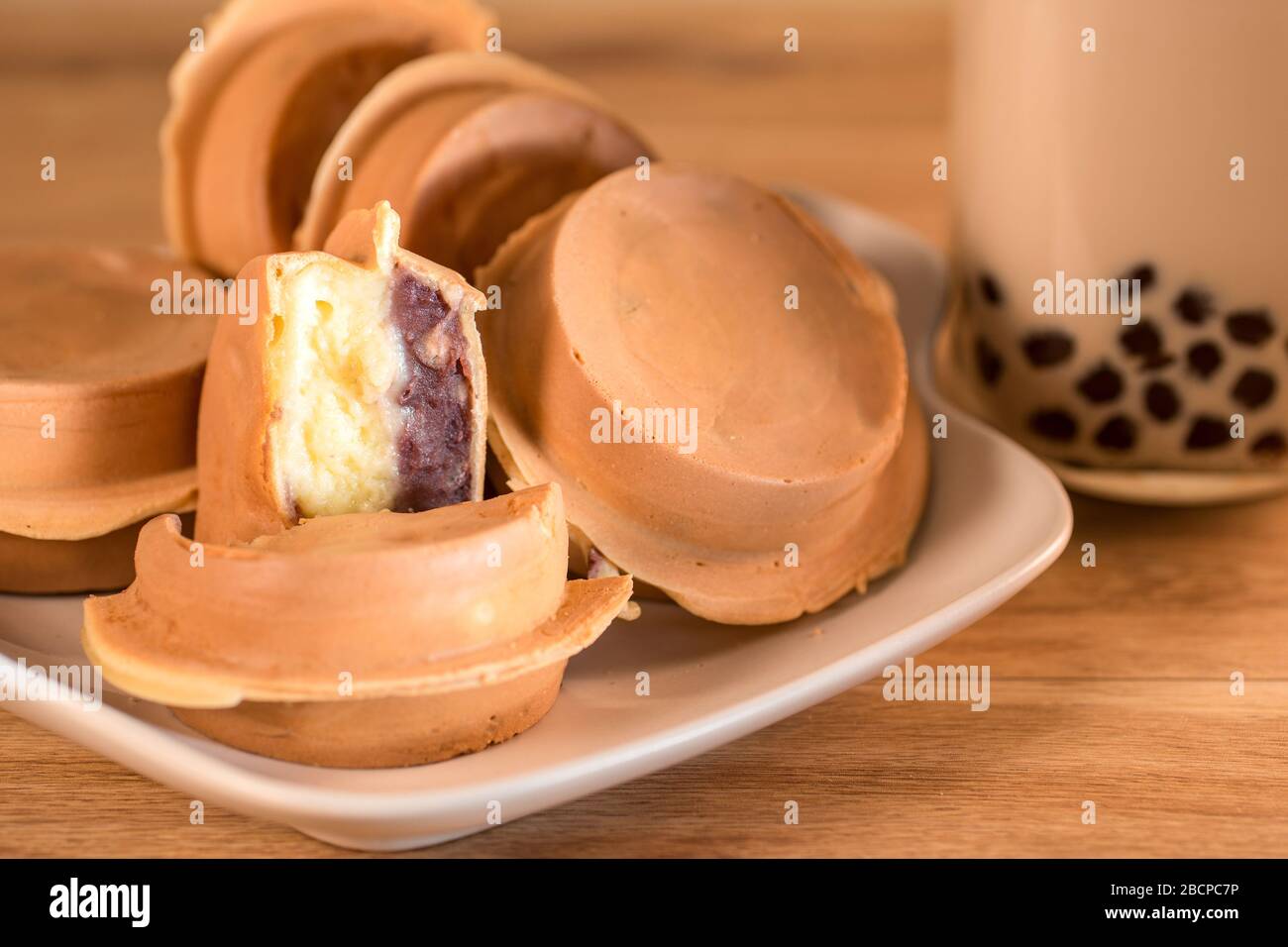 Radkuchen, roter Bohnenkuchen, Bubble Tea, Perlmilchtee Stockfoto
