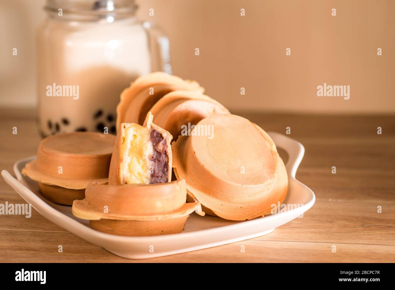 Radkuchen, roter Bohnenkuchen, Bubble Tea, Perlmilchtee Stockfoto