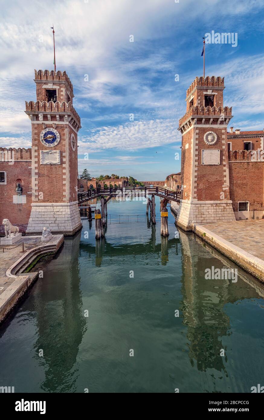 Herrliche vertikale Sicht auf die Eingangstürme zum Arsenal von Venedig, Italien, unter einem wunderschönen Himmel Stockfoto