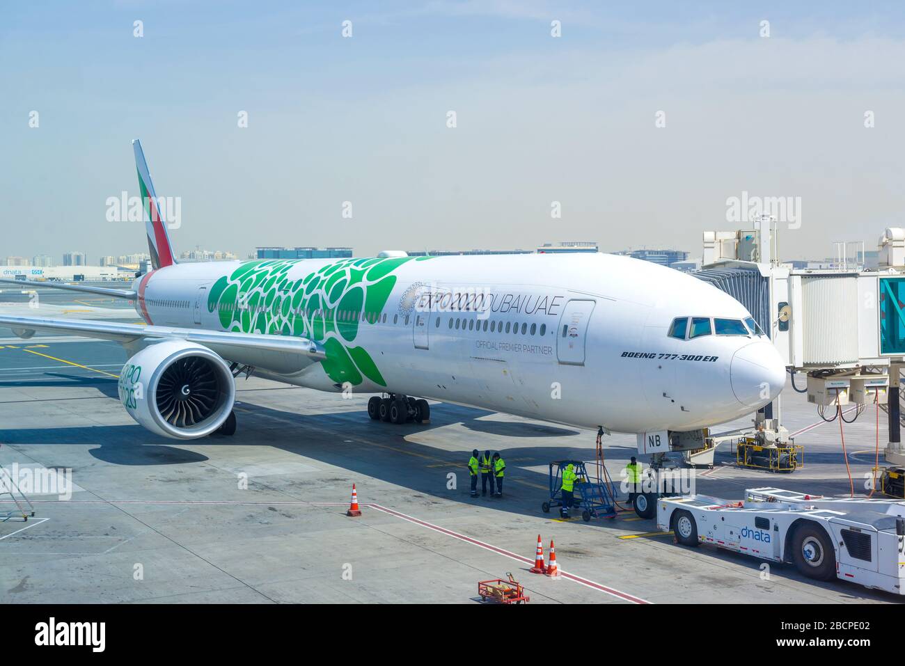 DUBAI, VAE - 24. FEBRUAR 2020: Flugzeug Boeing 777-300 (A6-ENB) Fluggesellschaft Emirates n Dubai International Airport Stockfoto