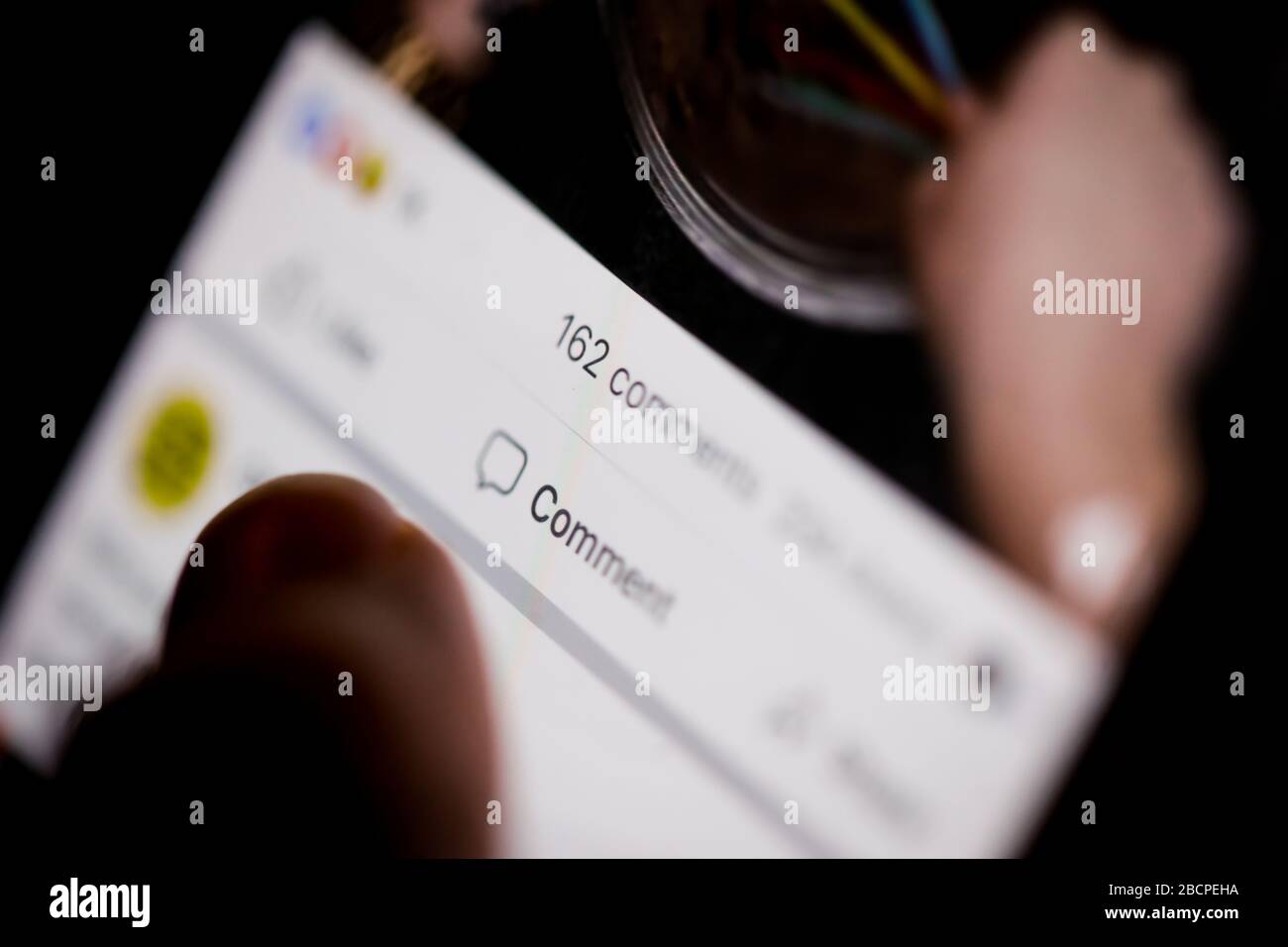 Bukarest, Rumänien - 5. April 2020: Makrobild mit Details aus der Facebook-App: Emoticons, wie Schaltflächen, Kommentarbereich. Stockfoto