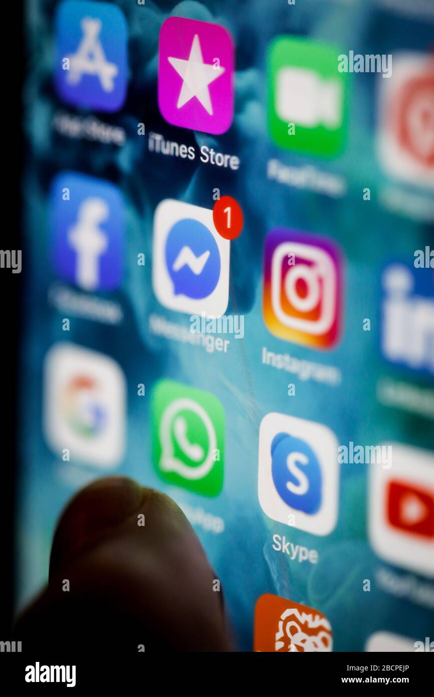 Bukarest, Rumänien - 5. April 2020: Makrobild mit verschiedenen Apps (Instagram, Facebook-Messenger, Whatsapp, Skype, iTunes Store) auf einem Mobilgerät. Stockfoto