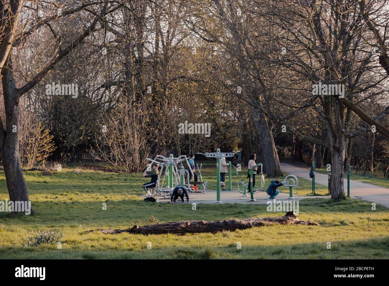 London, Großbritannien - 22.2020: Menschen trainieren in einem Fitnessstudio im Freien im Broomfield Park, öffentlicher Park in Palmers Green im London Borough of Enfield. Stockfoto