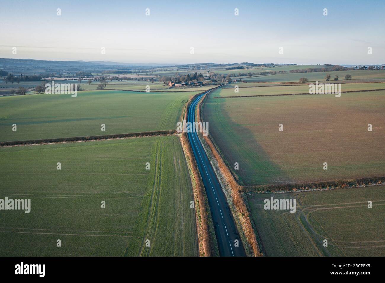Leere Landstraßen über Bauernfelder in Shropshire, Großbritannien Stockfoto
