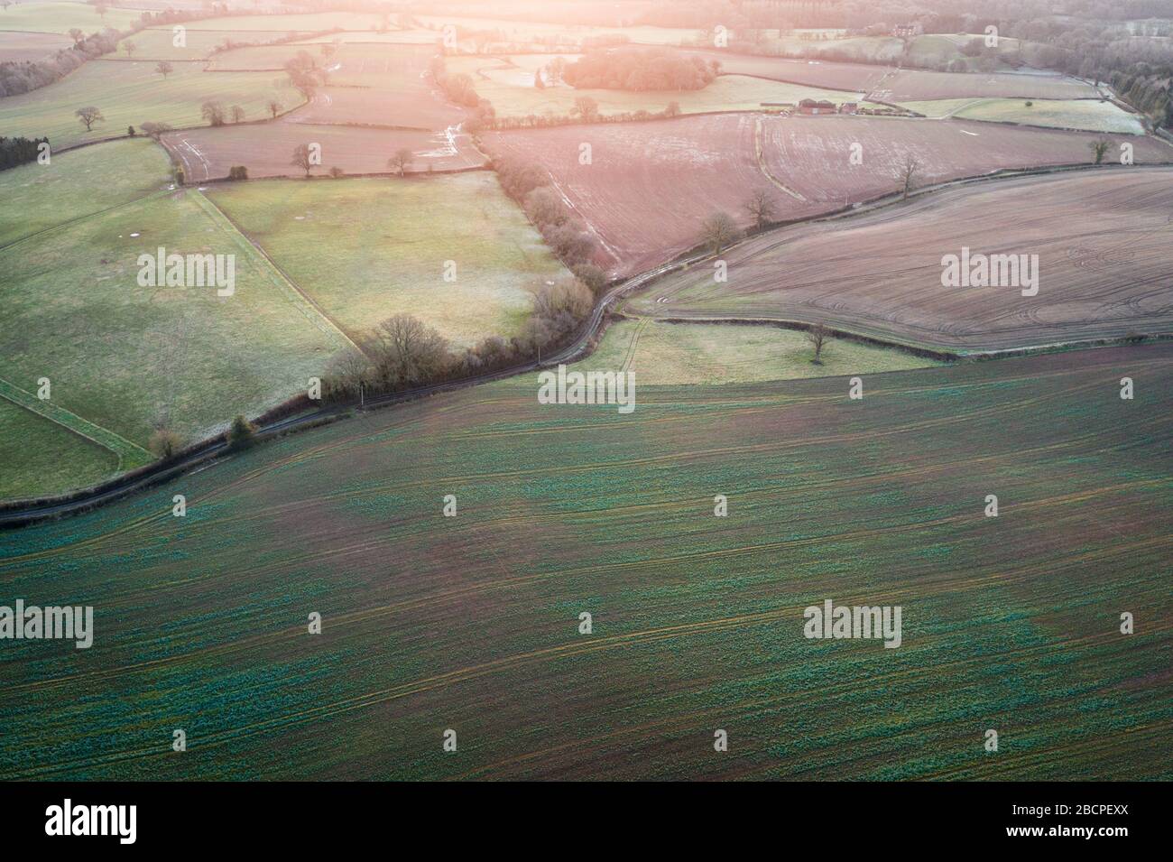 Luftbild über die landschaftlich reizvollen Bauernfelder am Morgen Winterlicht. Shropshire in Großbritannien Stockfoto