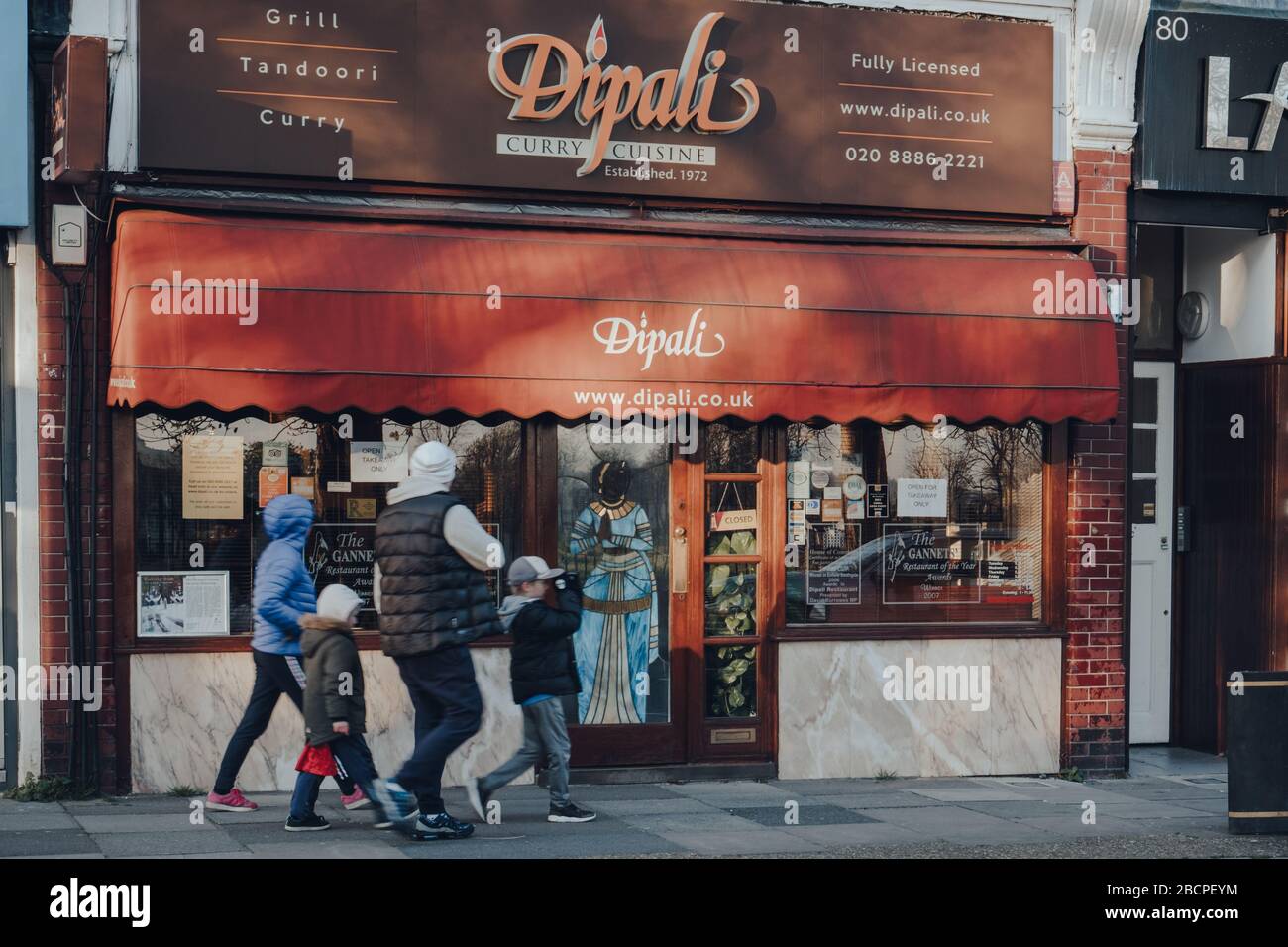 London, Großbritannien - 22. März 2020: Geschlossenes Dipali Indian Restaurant in Palmers Green, einem Vorortbereich des London Borough of Enfield in England, People Wal Stockfoto