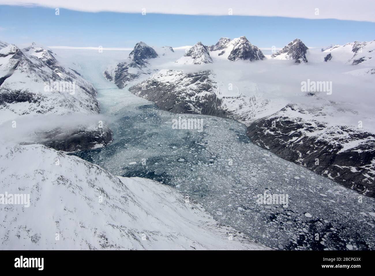 GRÖNLAND - 25. April 2012 - EIN Gletscher im Süden Grönlands, der durch ein langes und enges Tal - einen Fjord - fließt, der von der Bewegung des Eises eingeschnitten wurde. Wo Stockfoto