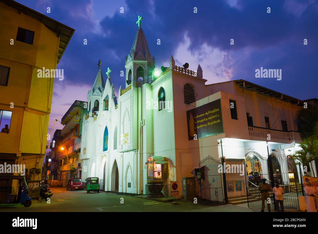 COLOMBO, SRI LANKA - 23. FEBRUAR 2020: Annai Velangani katholische Kirche in der Abenddämmerung Stockfoto