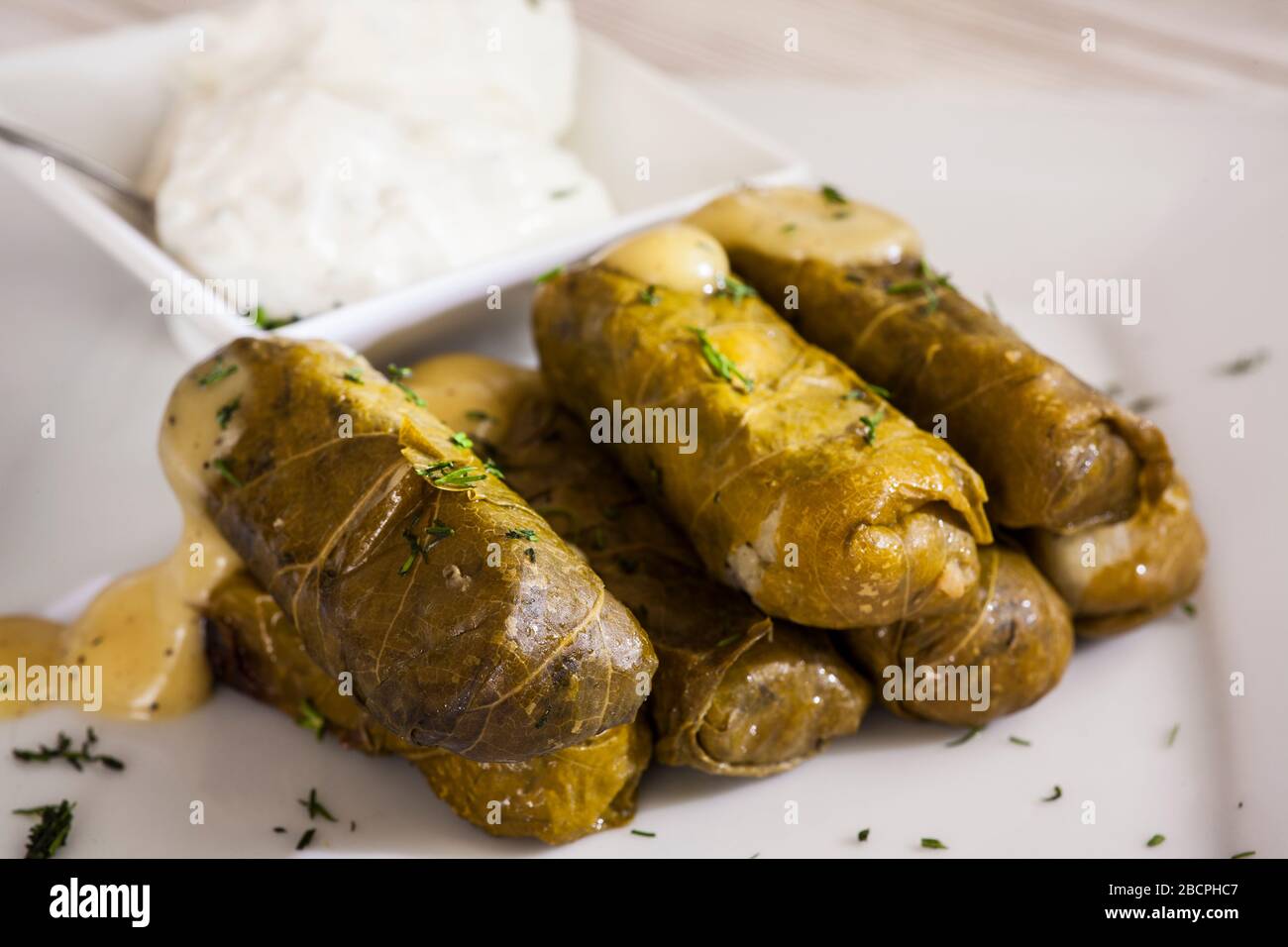 Griechenland, Kykladen Archipel, Andros Insel: Meer Satin Nino Restaurant - Fußgängerweg, Ormos, Korthi - typisch griechische Küche, die Dolmadakia, sind Stockfoto