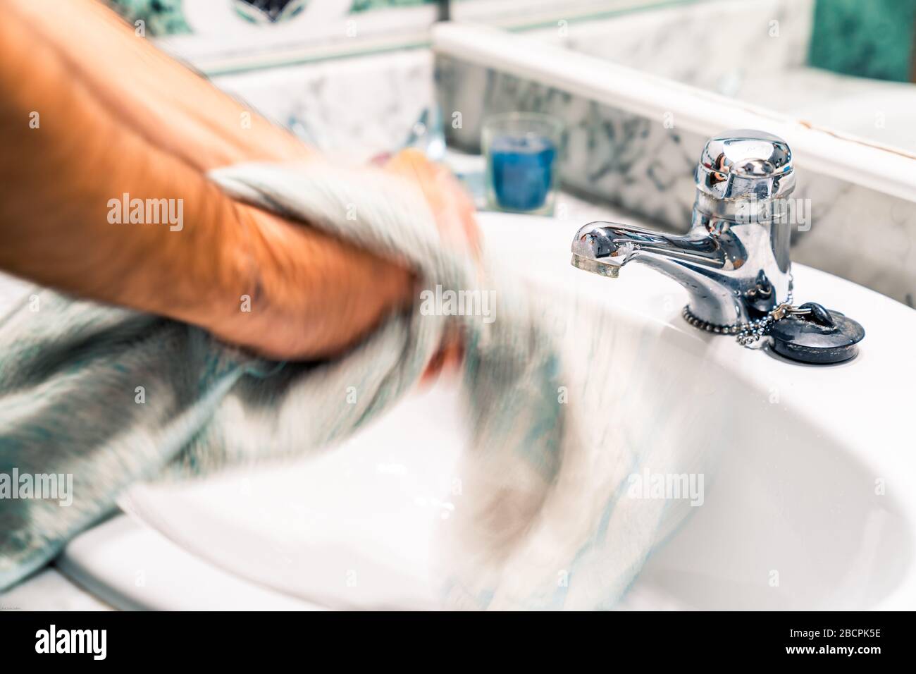 Trocknen Sie Ihre Hände nach dem Waschen gut, um eine Coronavirus-Infektion zu verhindern. Stockfoto