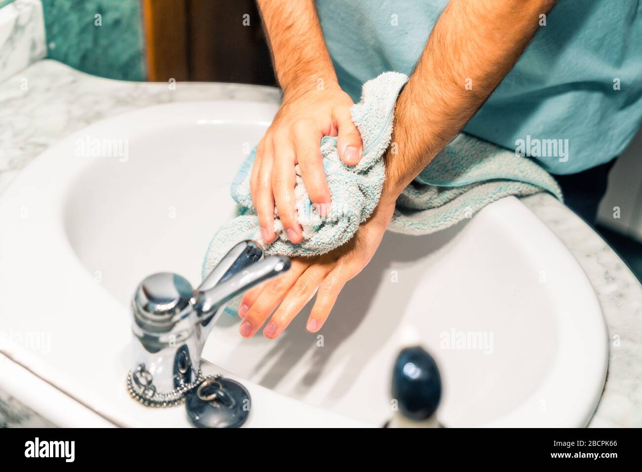 Trocknen Sie Ihre Hände nach dem Waschen gut, um eine Coronavirus-Infektion zu verhindern. Spiegelbild eines Spiegels. Stockfoto