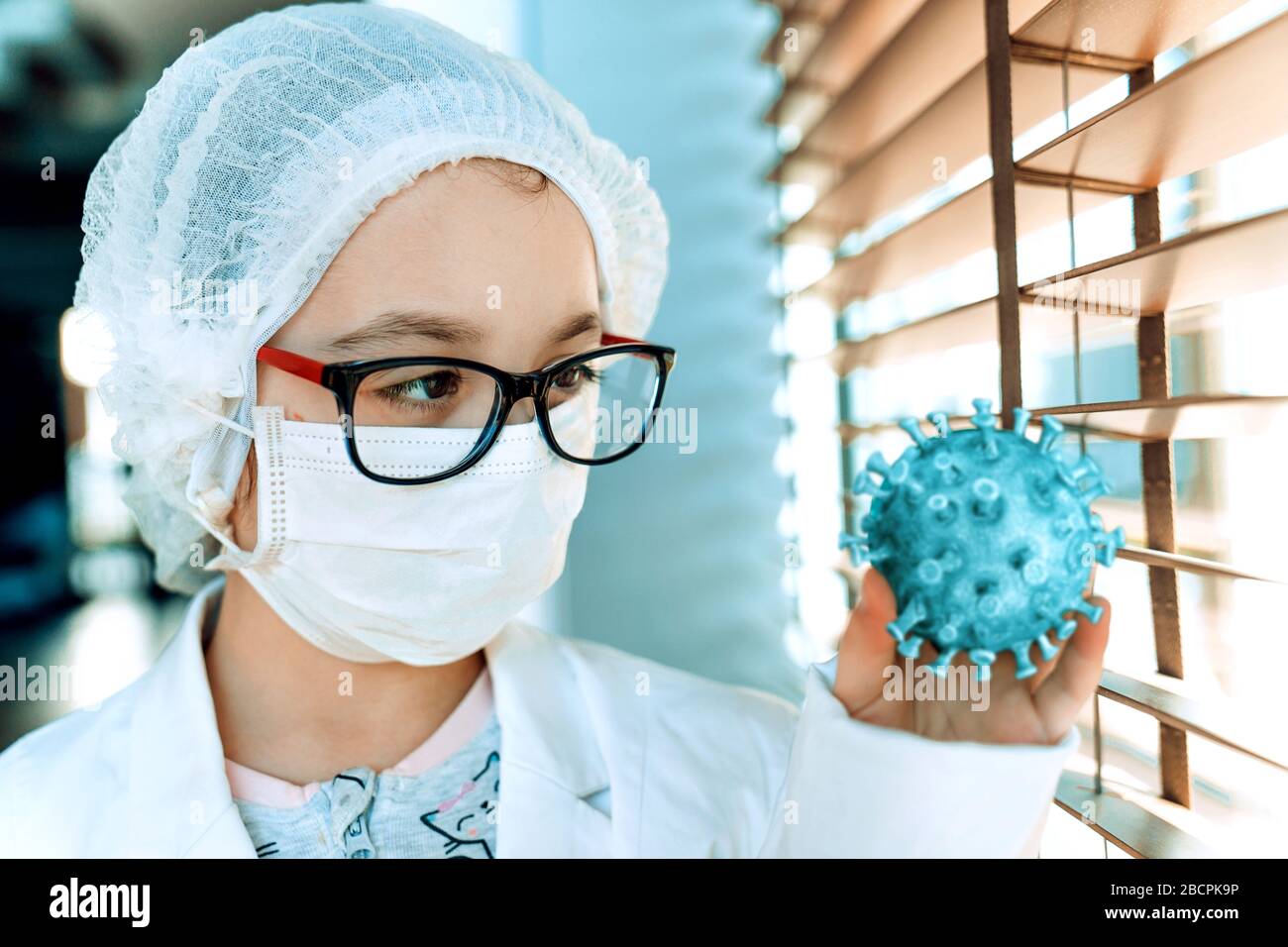 Konzeptionelles Bild der medizinischen Mitarbeiter, die gegen den Corona-Virus kämpfen Stockfoto