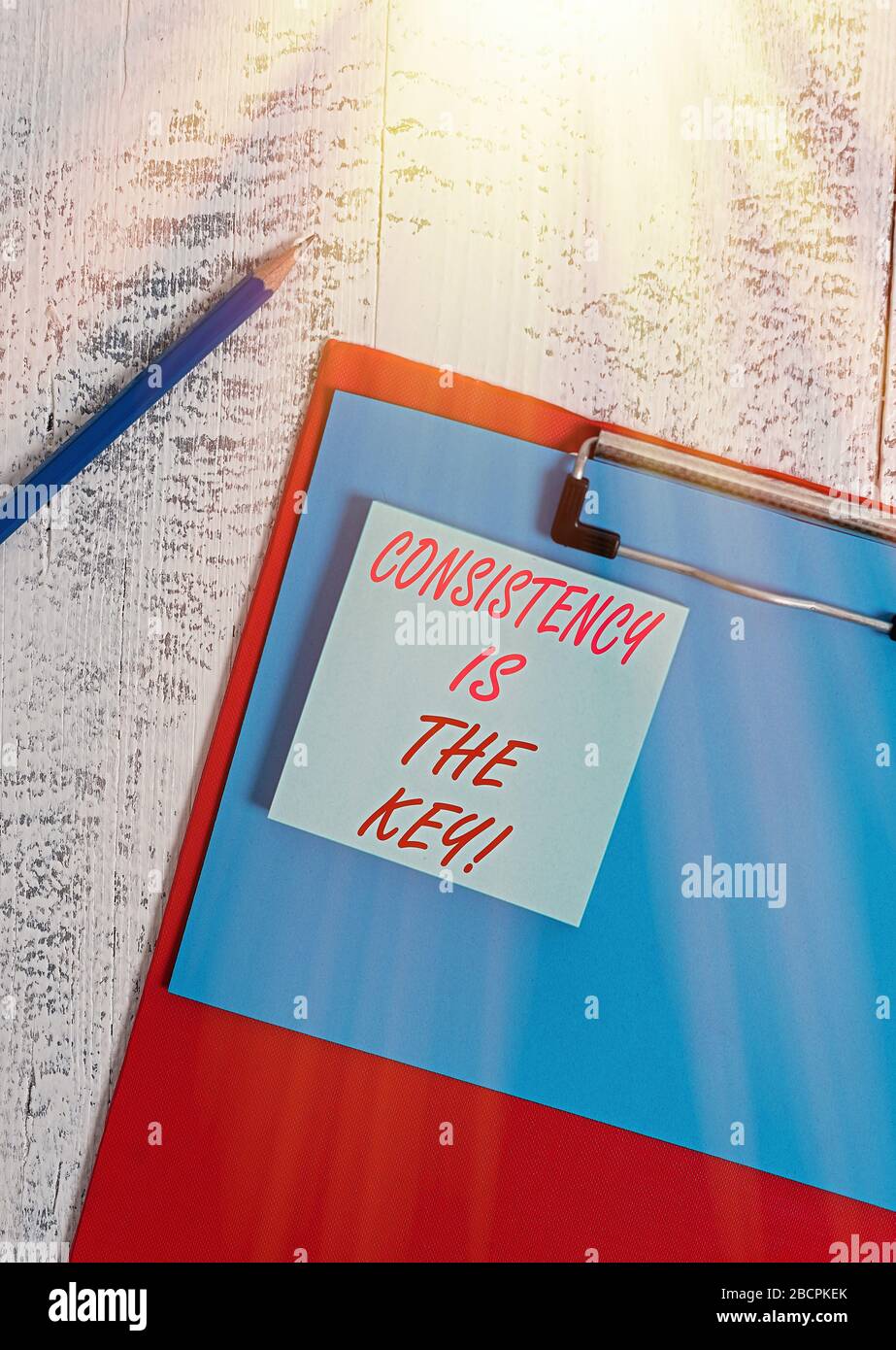 Der Schlüssel ist die schriftliche Notiz, die die Konsistenz anzeigt. Geschäftskonzept von Bleistiftzettel mit leerem Papier Clipboard für Bleistiftzettel durch Brechen schlechter Gewohnheiten und Formen guter Einsen Stockfoto