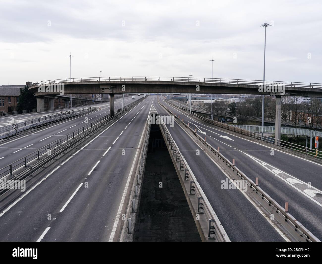 Leere Autobahn M8 in der Nähe der Kingston Bridge in Charing Cross, Glasgow während der Pandemie-Sperrstelle des britischen Coronavirus. Stockfoto