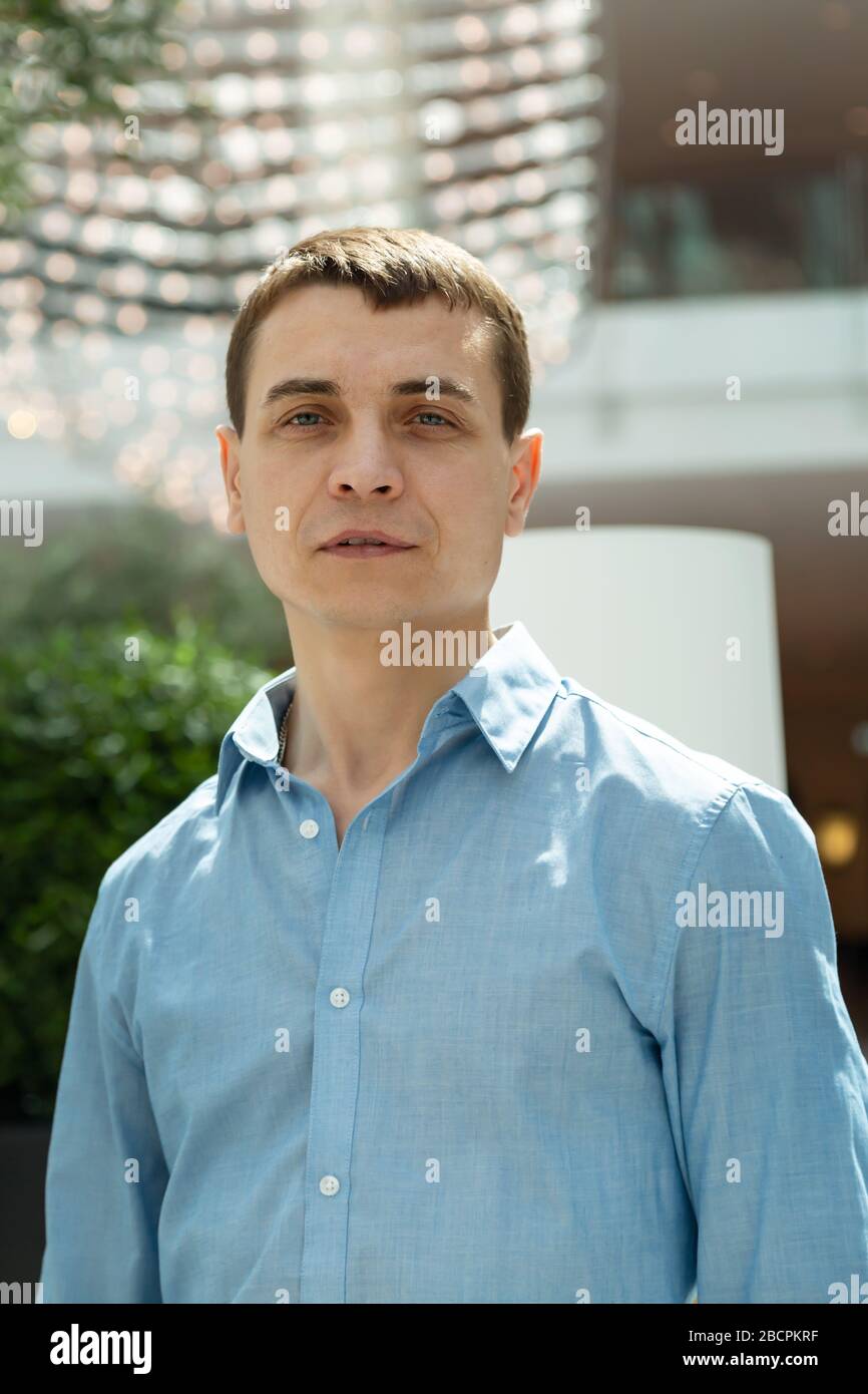 Porträt eines erwachsenen kaukasischen Mannes mit blauem Hemd. Stockfoto