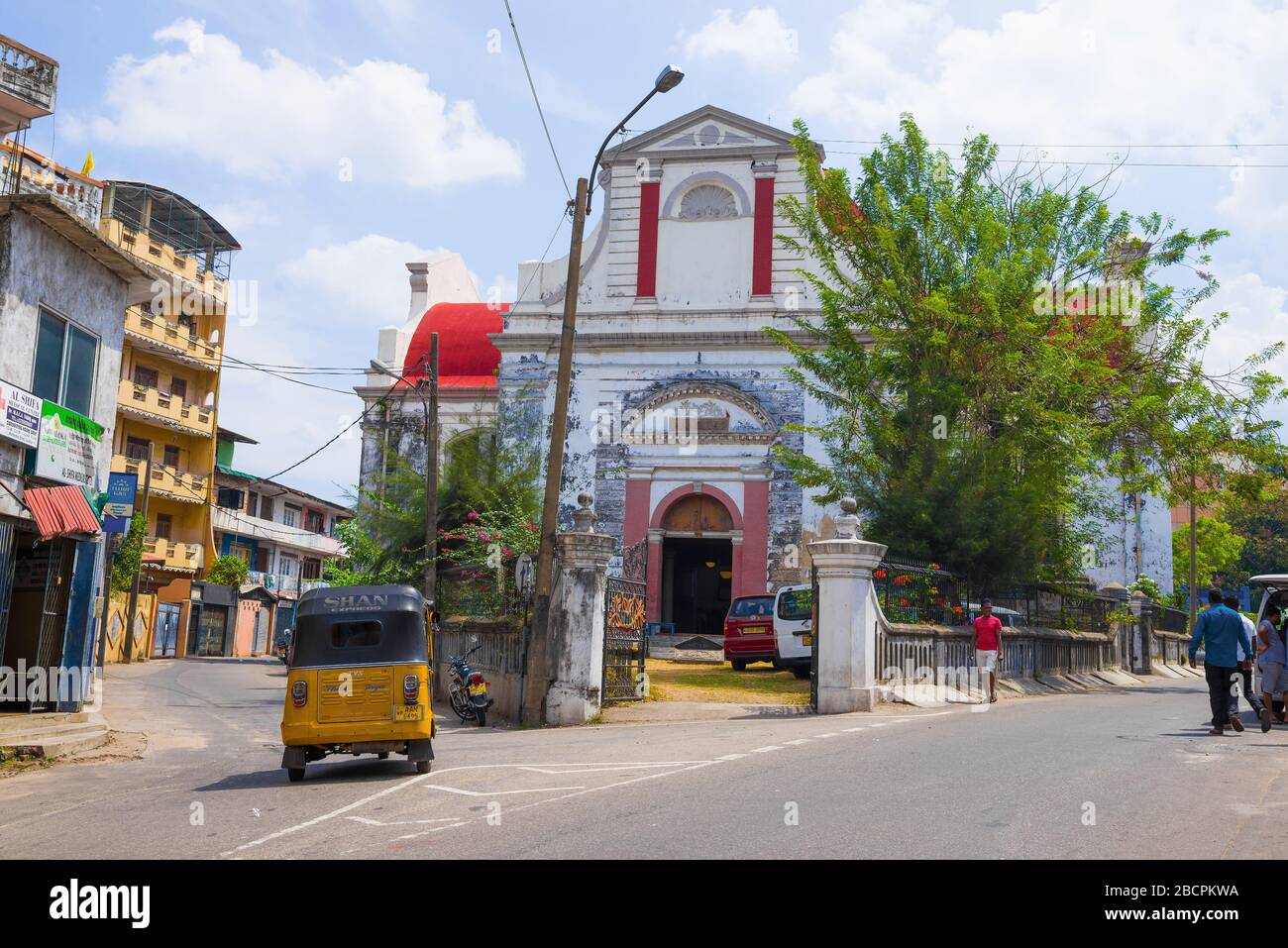 COLOMBO, SRI LANKA - 10. FEBRUAR 2020: Die alte niederländische Kirche Volvendaal in der Stadtlandschaft an einem sonnigen Tag Stockfoto