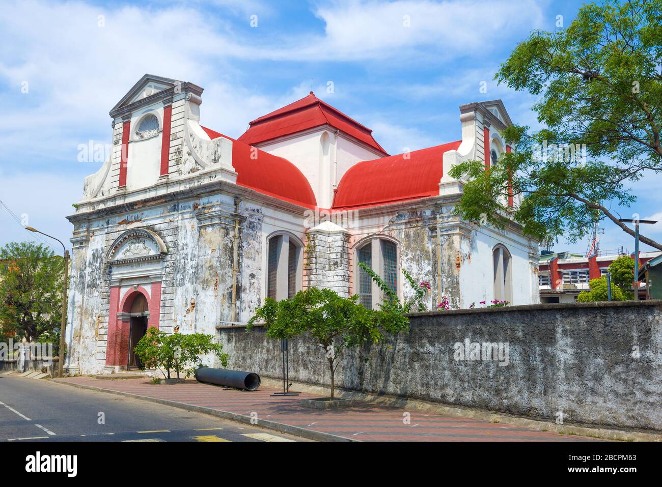 Blick auf die alte holländische Kirche Volvendaal an einem sonnigen Tag. Colombo, Sri Lanka Stockfoto