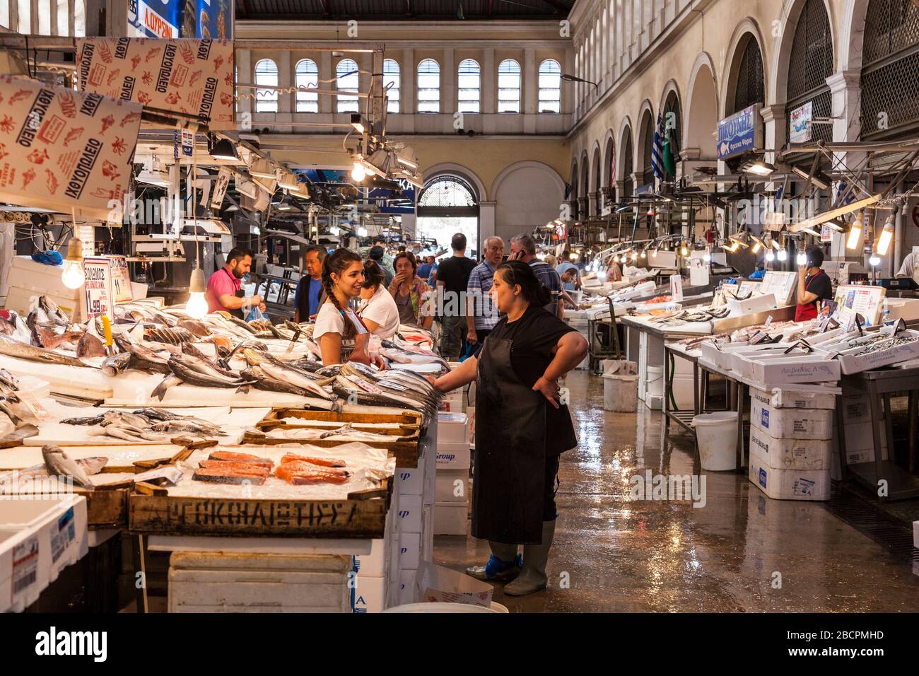Griechenland, Athen: Der öffentliche Marktplatz von Athen befindet sich seit dem Jahr 1886 nonstop im Geschäft. Es besteht aus einem Fischmarkt, einem Gemüsemarkt und einem Fleischmarkt Stockfoto