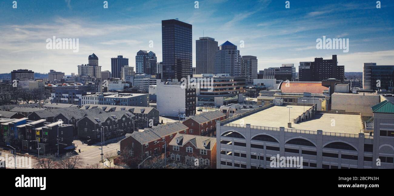 Dayton Ohio Drohnenfoto. Blick auf die Innenstadt und mehrere Wolkenkratzer. Stockfoto