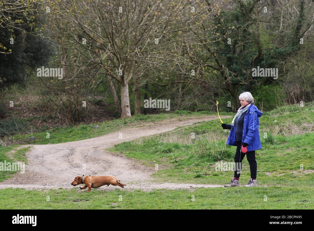 Der Stadtrat von Gloucester sperrte den Parkplatz von Robinswood Hill, um die Menschen zu stoppen, die während der Sperrung zum Naturreservat fahren - die Mitglieder der Öffentlichkeit genießen das Stockfoto