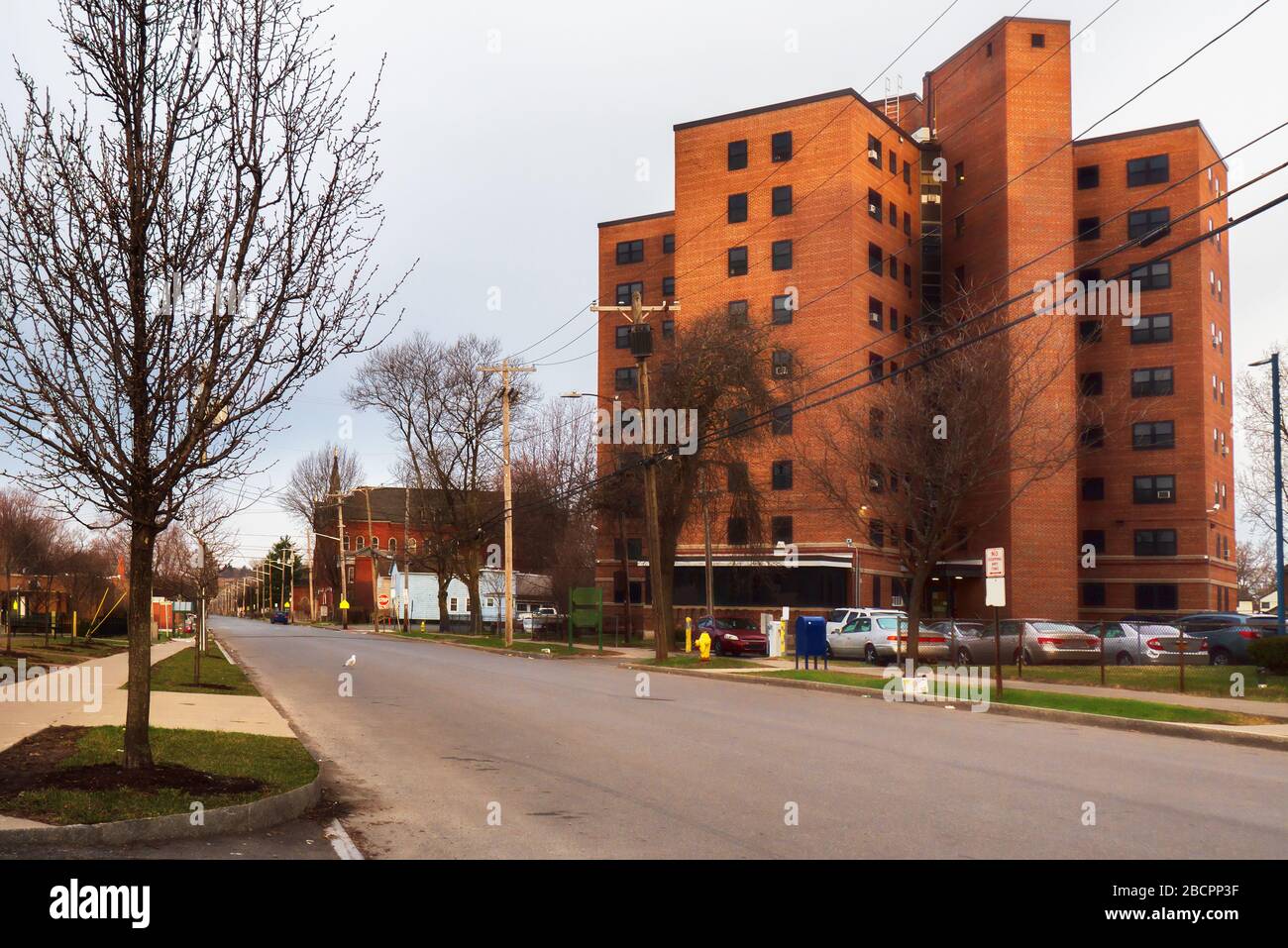 Einkommensschwache städtische Wohneinheiten an einem ruhigen Morgen Stockfoto