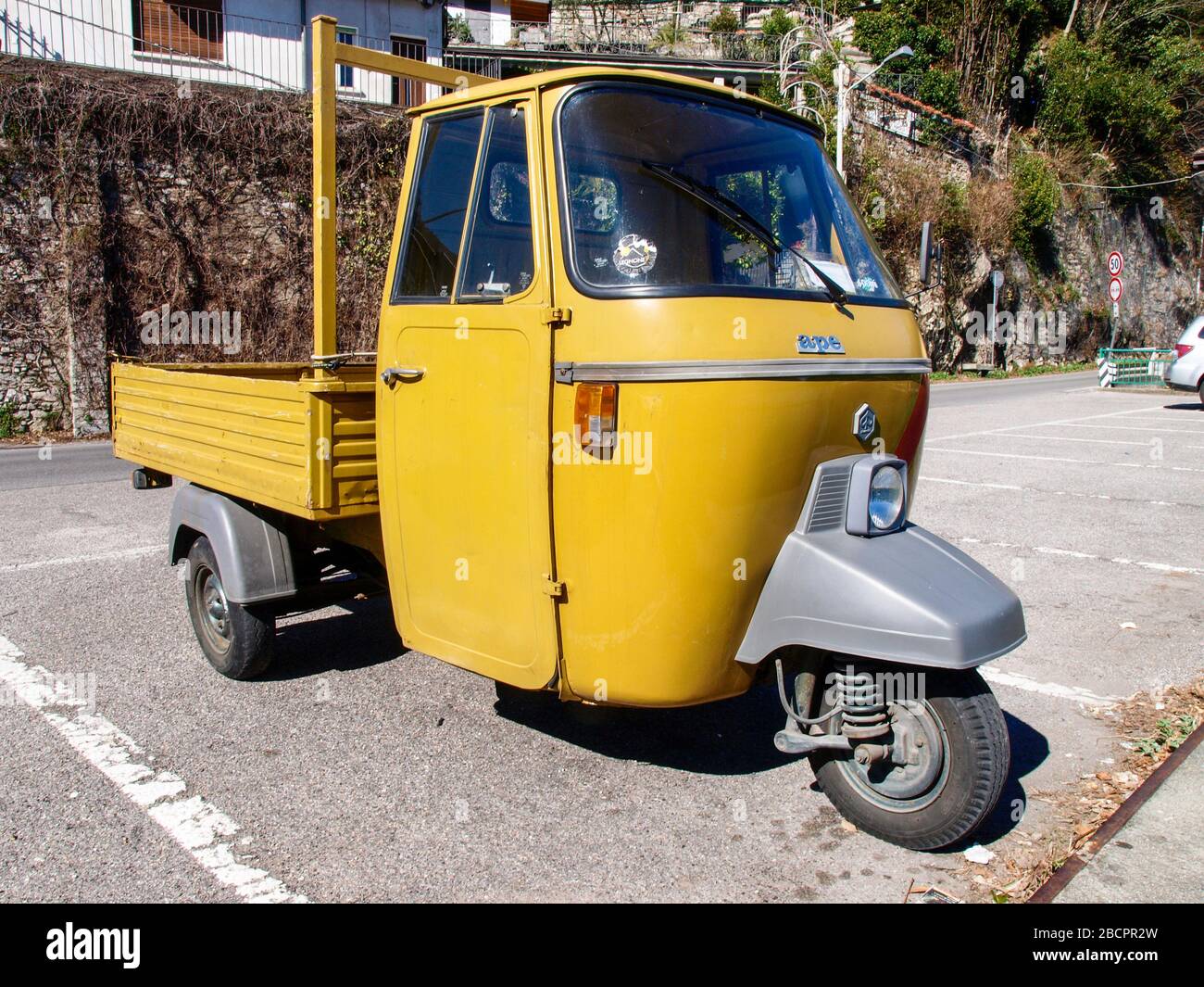 Valsolda, Italien - 10. März 2017: HThree-wheeled Transport Vehicle genannt "apecar" Stockfoto