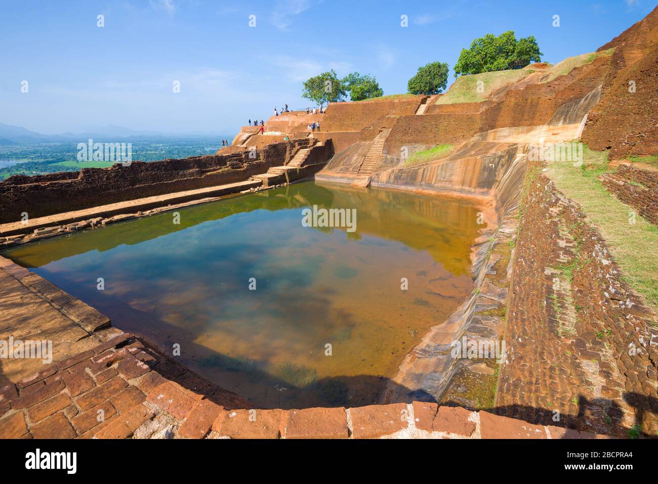 Blick auf den zentralen Pool des alten königlichen Palastes auf dem Sigiriya-Berg. Sri Lanka Stockfoto