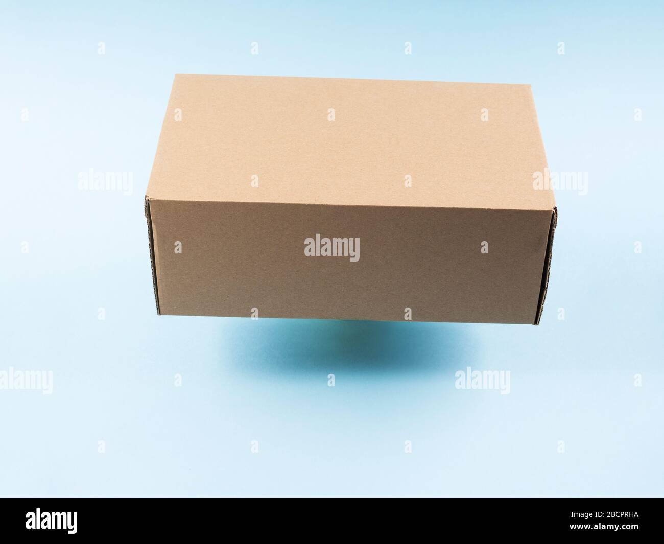 Kontaktloses Lieferkonzept. Karton Stockfoto