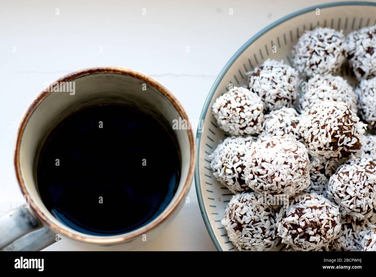 Tasse schwarzen Kaffees und ein Teller voller hausgemachter Rohschokolade, ein klassisches, backenes Gebäck in Schweden und Dänemark Stockfoto