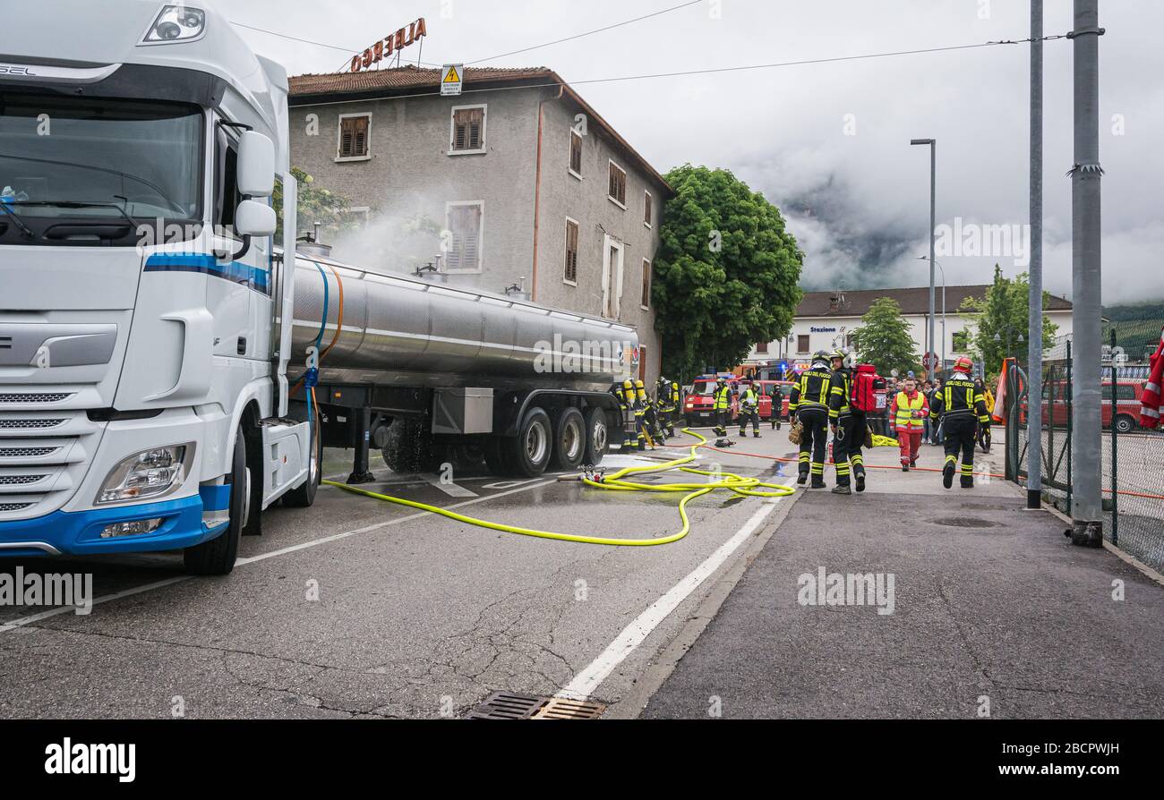 Trainingsübung, die einen schweren Verkehrsunfall simuliert Stockfoto