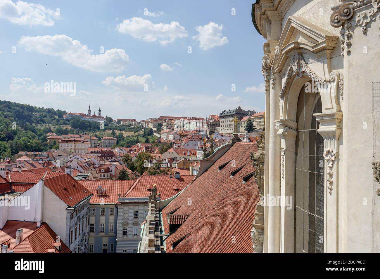 Blick von der Kuppel der St. Nikolaus-Kirche auf Prag Stockfoto