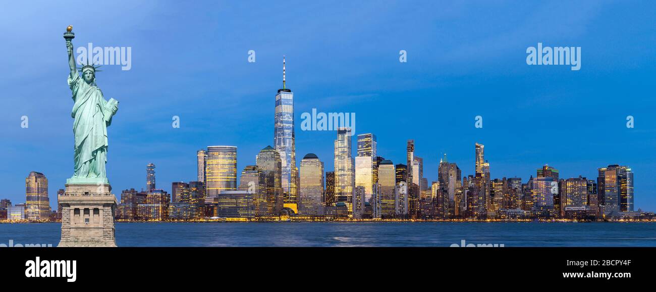 Panorama Statue of Liberty Landmark of New York mit Luftbild zur Skyline des Wolkenkratzers von New York City Lower Manhattan, das Stadtbild in der Dämmerung von N errichtet Stockfoto