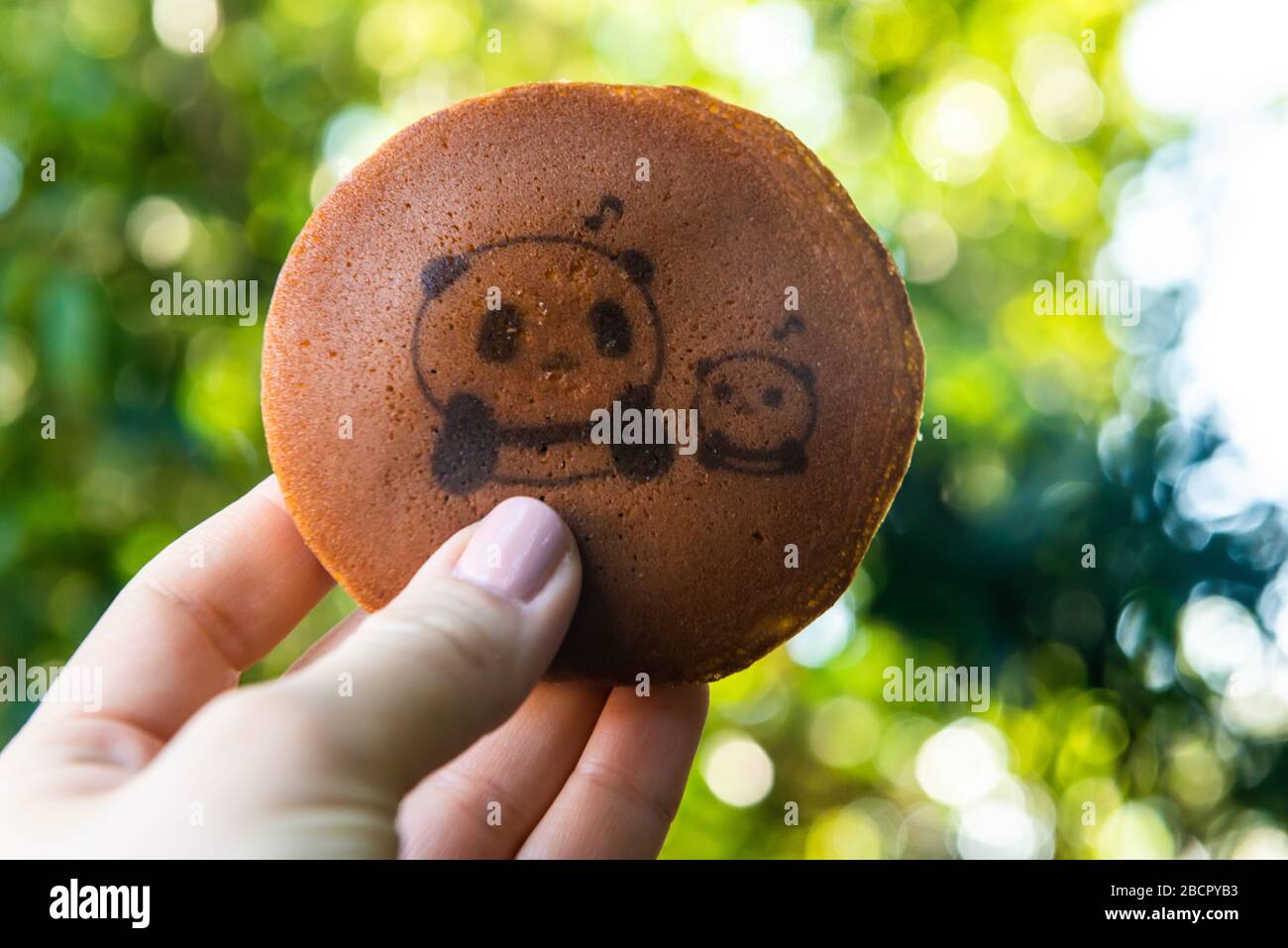 Tokio, Japan: 23. Oktober 2019: Dorayaki (süße Pfannkuchen) mit roter Bohnenpaste und Panda-Druck von Ueno. Stockfoto
