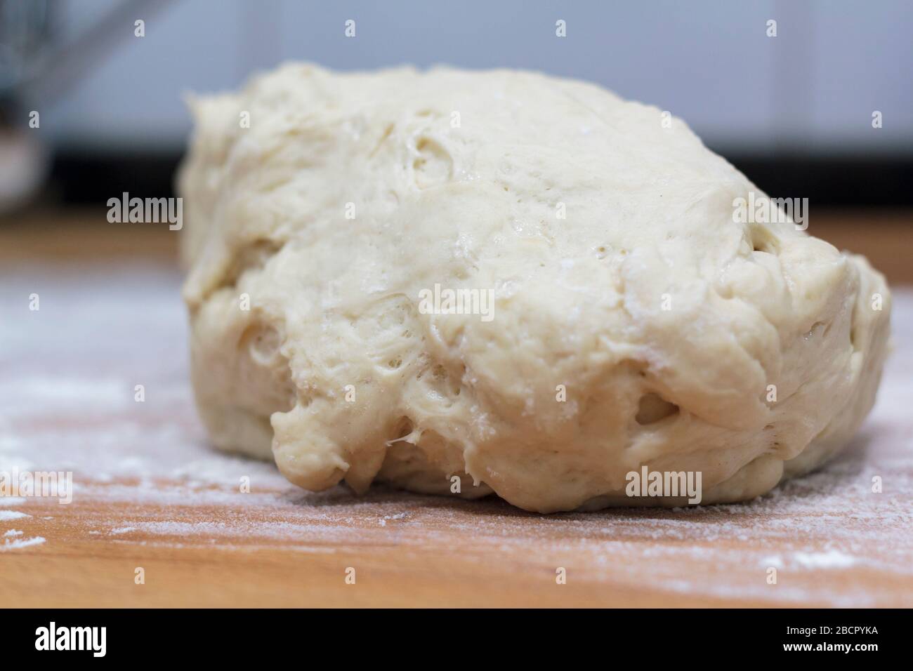 Rohen Teig auf Holzbrett Stockfoto