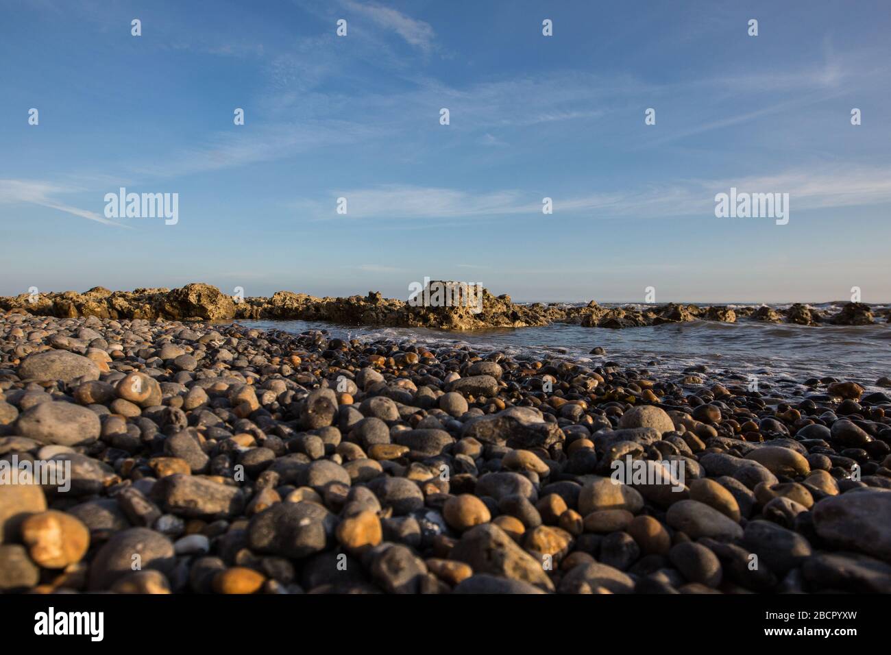 Felsen und Kieselsteine am Strand Stockfoto