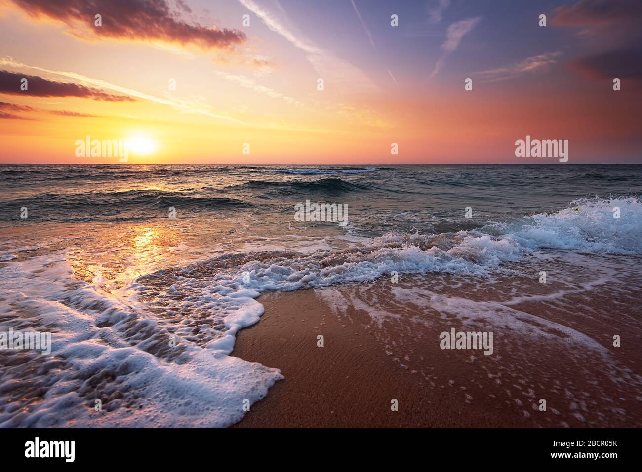 Morgens mit erstaunlichen Sonnenaufgang Himmel schießen. Stockfoto