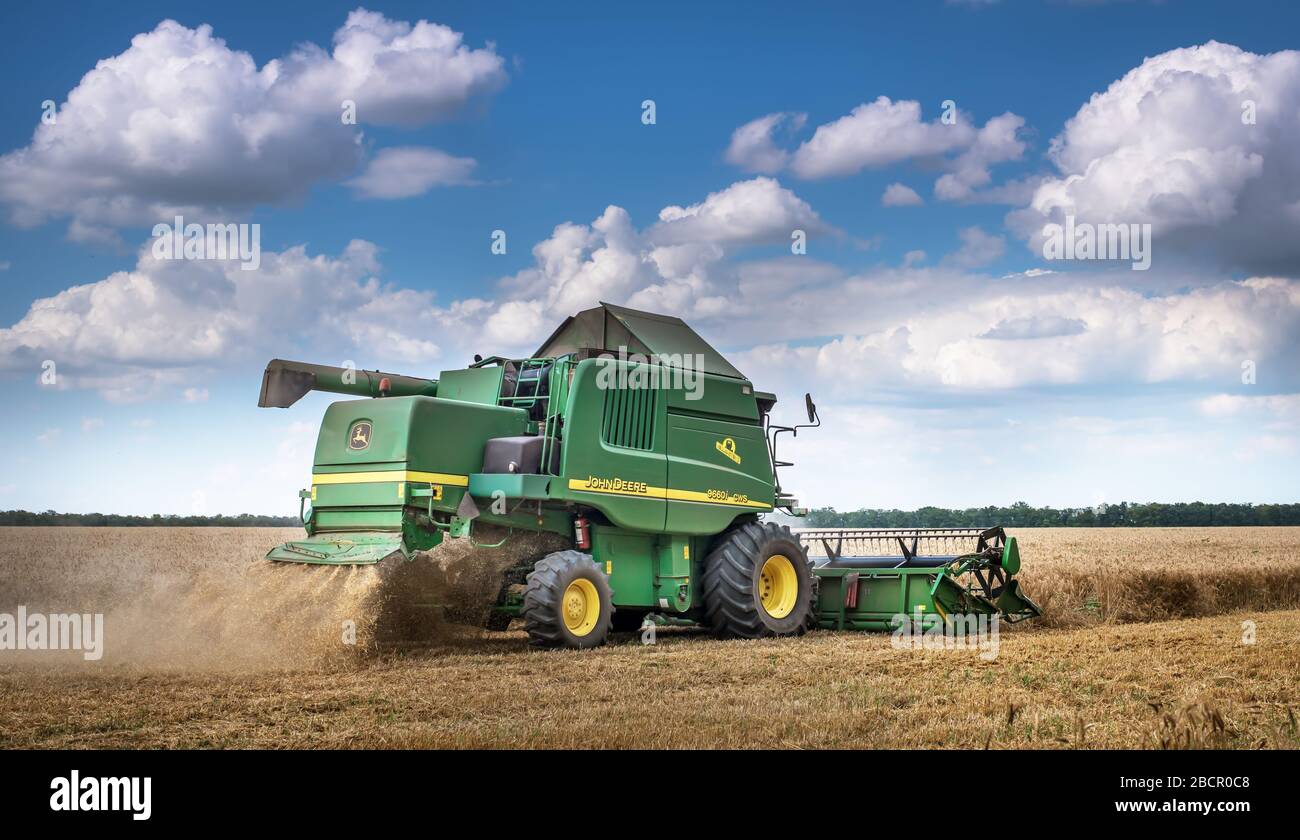 Dobritsch, Bulgarien - Juli 08: Moderne John Deere Mähdrescher Ernten von Getreide auf dem Feld in der Nähe der Stadt Dobrich, Bulgarien Juli 08, 2016. Stockfoto