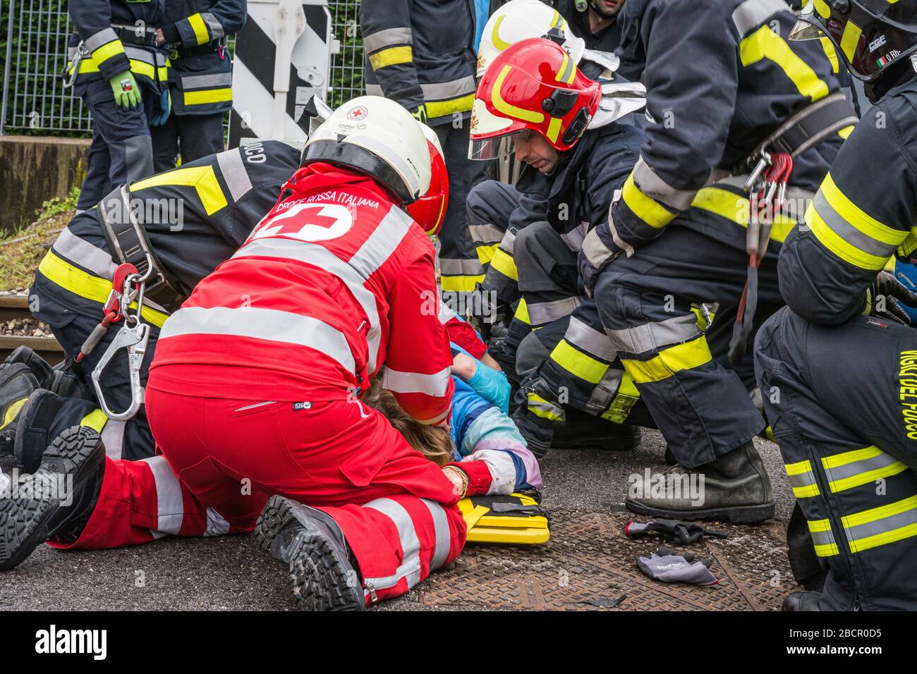 Das Einsatzpersonal befreit einen verletzten Fahrer bei einem Verkehrsunfall während einer Trainingsübung. Feuerwehrleute, Sanitäter und Italia Stockfoto