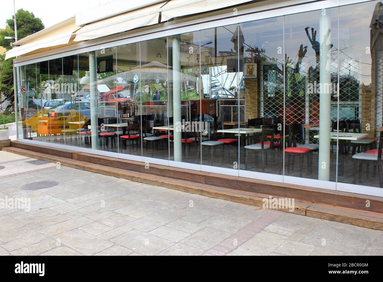 Athen, Griechenland, 1. April 2020 - geschlossenes Café-Restaurant wegen Coronavirus Sperrstelle. Stockfoto