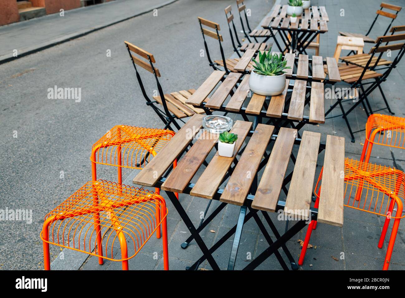 Leere Restaurantterrasse mit Tischen und Stühlen in Budapest, Ungarn Stockfoto