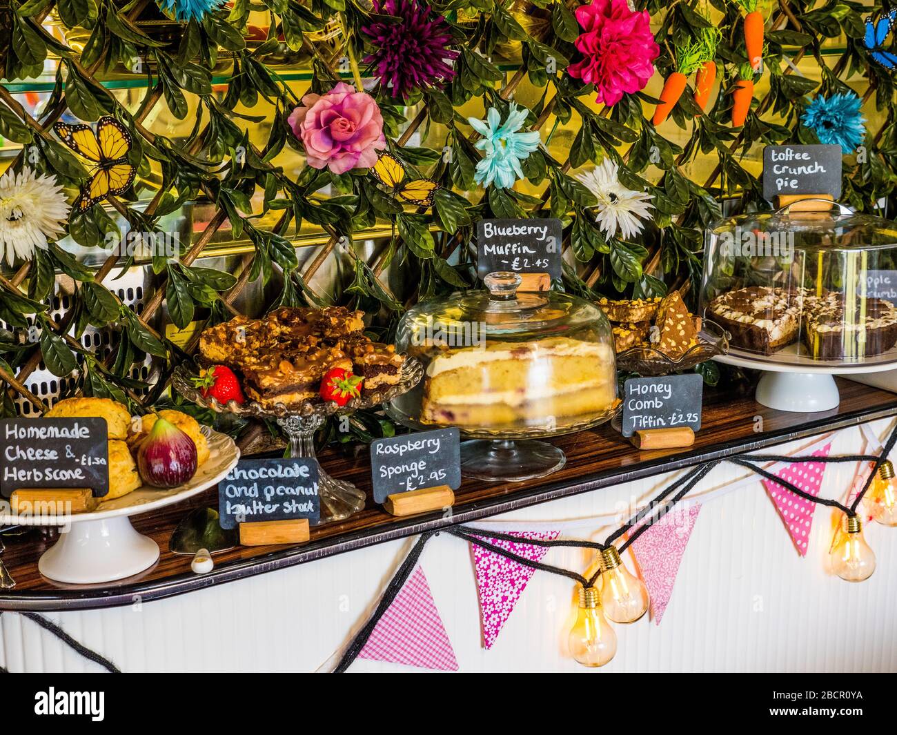 Frische Kuchen, Wendy's Community Cafe & Juice Bar, Great Bedwyn, North Wessex Downs, Wiltshire, England, GB. Stockfoto