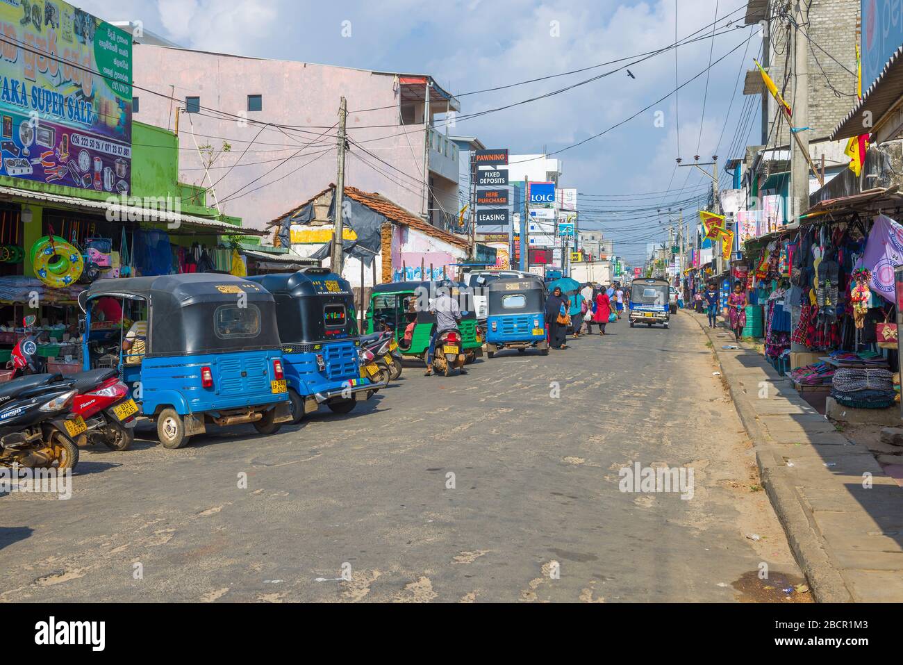 TRINCOMALI, SRI LANKA - 11. FEBRUAR 2020: Auf einer Straße in der Stadt Stockfoto