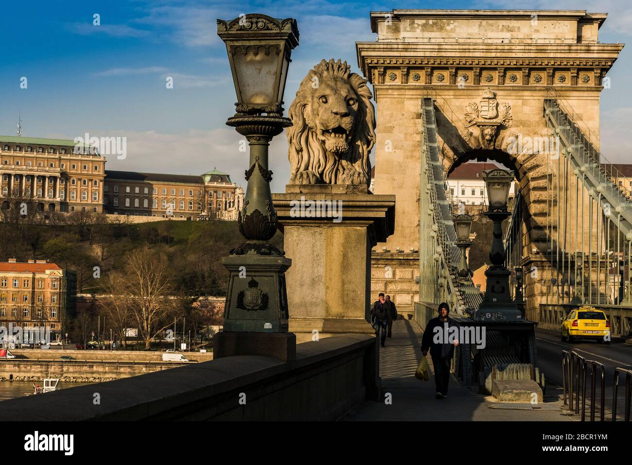 Ungarn, Budapest - die Széchenyi Kettenbrücke ist eine Hängebrücke, die die Donau zwischen Buda und Pest, der westlichen und östlichen Seite überspannt Stockfoto