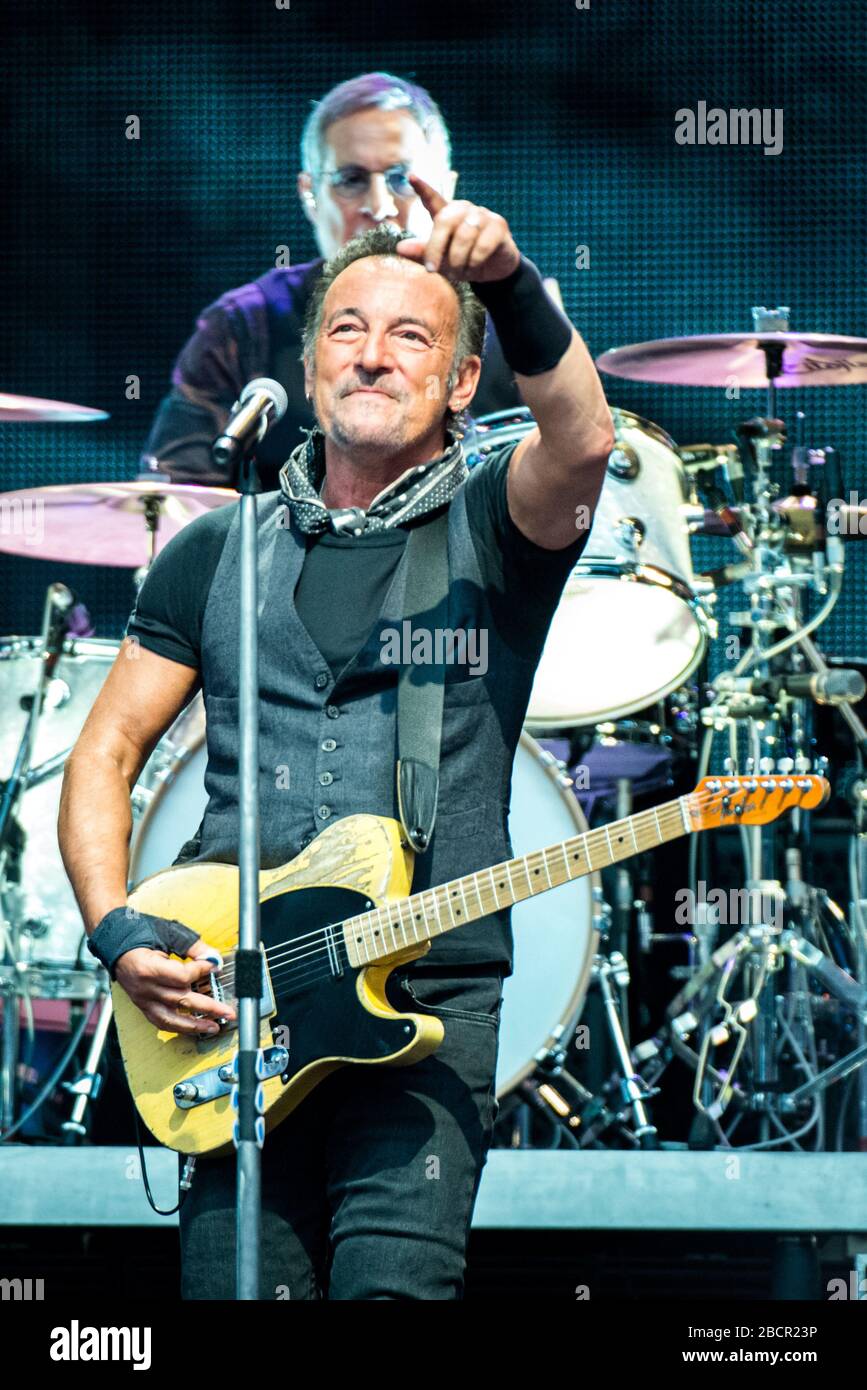 Der amerikanische Sänger und Komponist Bruce Springsteen spielte zusammen mit der E-Street-Band für die "The River Tour" im Mailänder San Siro Stadium Stockfoto